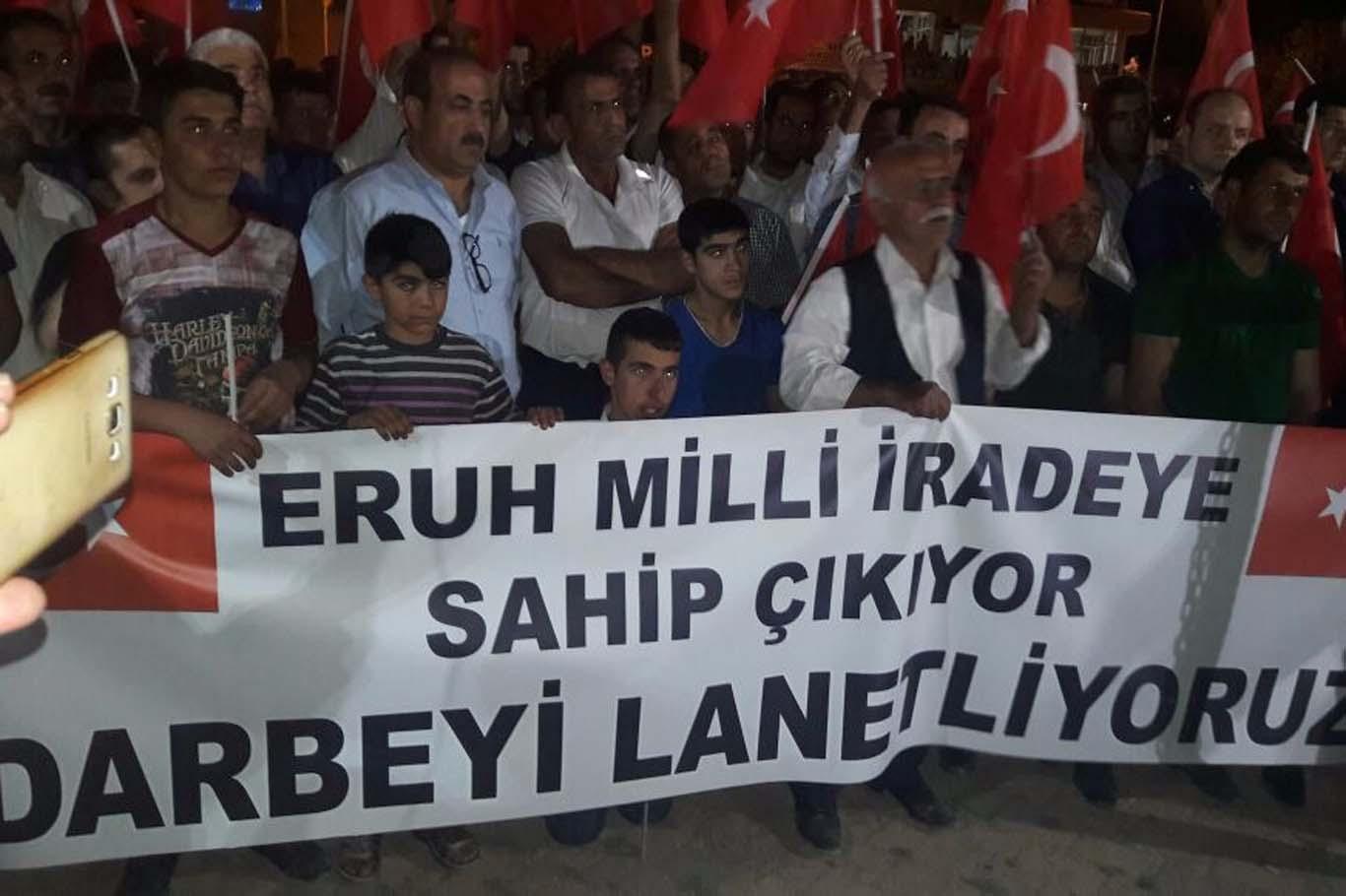Siirt’te darbe karşıtı nöbet coşkuyla devam ediyor Siirt’te darbe karşıtı nöbet coşkuyla devam ediyor